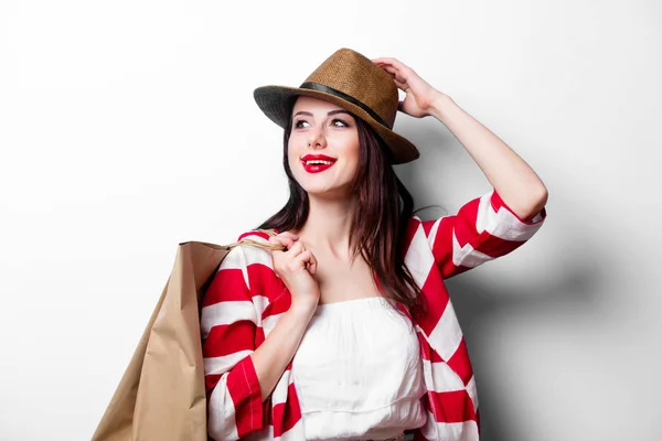 Jeune femme avec des sacs à provisions — Photo