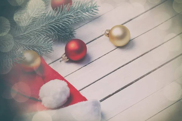 Babbo Natale cappello e bolle di Natale — Foto Stock