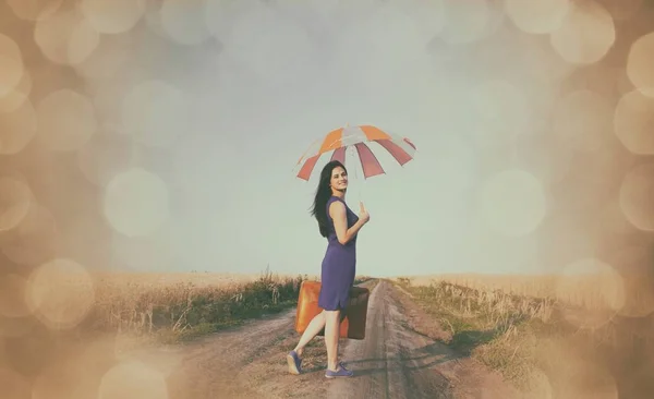 Fille avec valise et parapluie — Photo