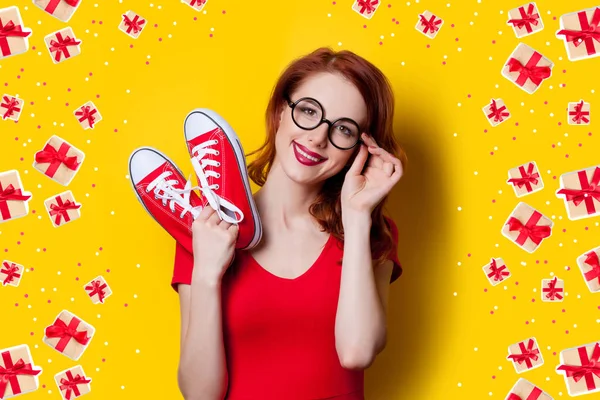 Redhead κορίτσι με πάνινα παπούτσια — Φωτογραφία Αρχείου