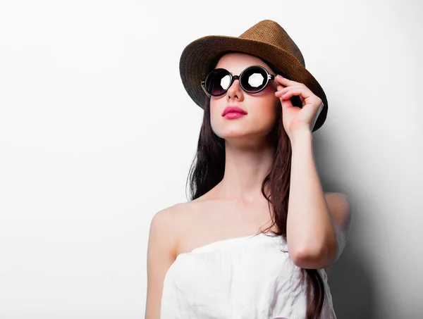 Mulher com óculos de sol e chapéu — Fotografia de Stock