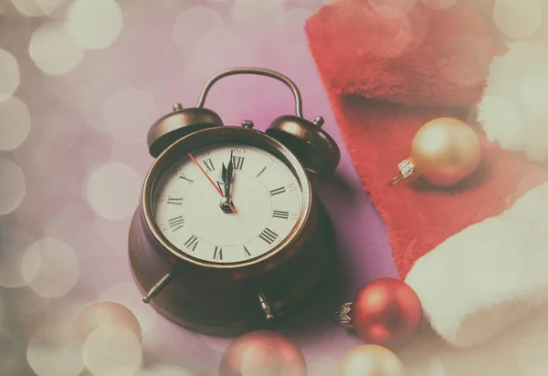 Alarm clock and Santas hat — Stock Photo, Image