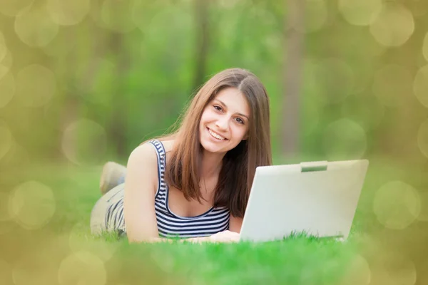 노트북 컴퓨터와 갈색 머리 여자 — 스톡 사진