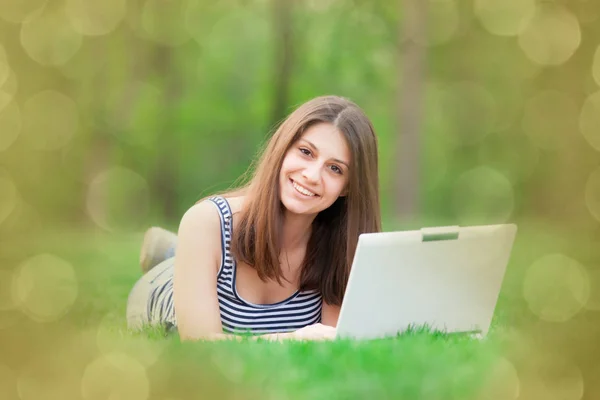 Menina morena com computador portátil — Fotografia de Stock