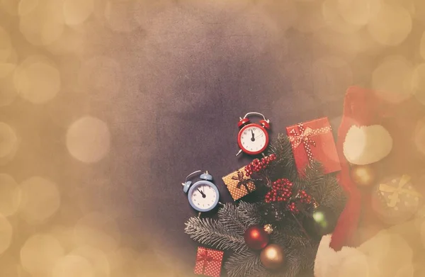 Вінтажні годинники та різдвяні подарунки — стокове фото