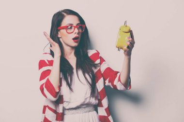 Saati olan genç bir kadın