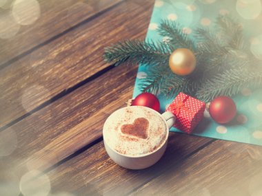 Noel topları ile hediye kutusu