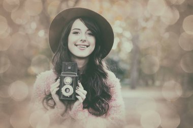 Kameralı genç kadın.