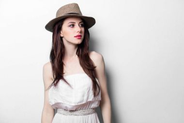 Şapkalı genç kadın.