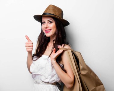 kadın alışveriş torbaları ve para ile  