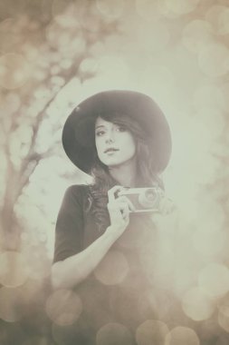 Kameralı genç kadın.