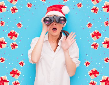 Dürbünü olan Kızıl saçlı kadın 