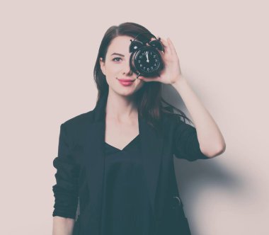 Saati olan genç bir kadın