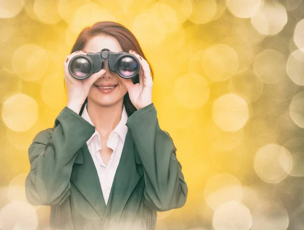 Rothaarige Frau mit Fernglas — Stockfoto