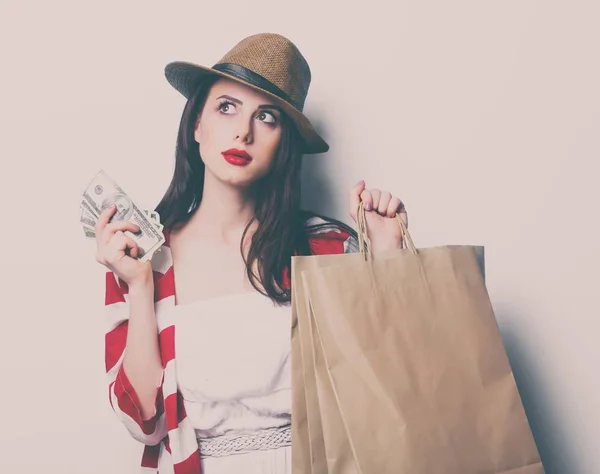 Mujer joven con bolsas de compras —  Fotos de Stock