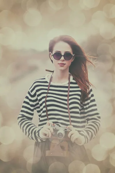 Chica en gafas de sol con cámara — Foto de Stock