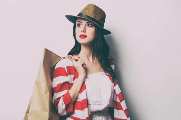 Ung kvinde med indkøbsposer - Stock-foto
