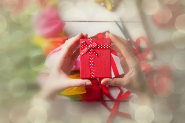 Female hands holding gift — Stock Photo, Image