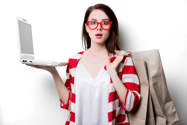 Vrouw met shopping tassen en laptop — Stockfoto