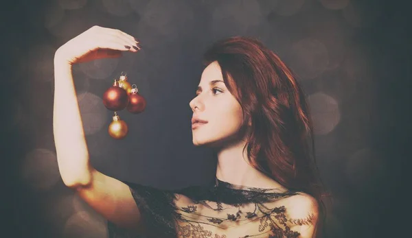 Donna con palle di Natale — Foto Stock