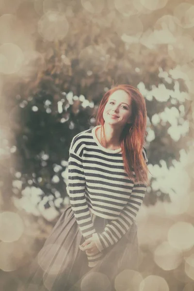 Rödhårig flicka i randig tröja — Stockfoto