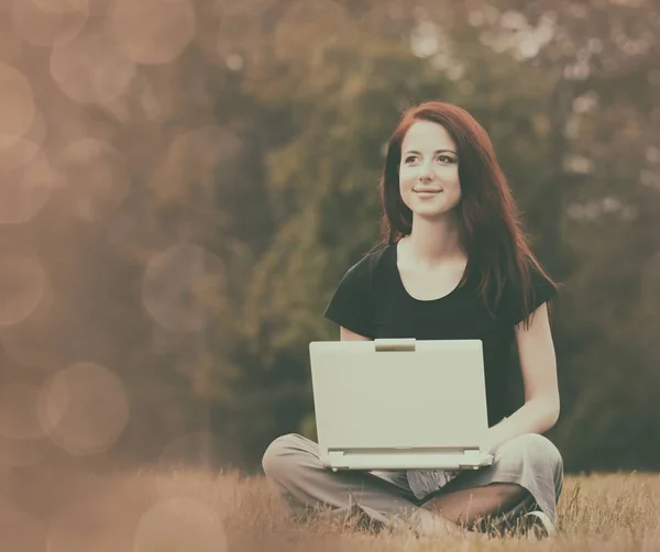 Flicka i indiska kläder med notebook — Stockfoto