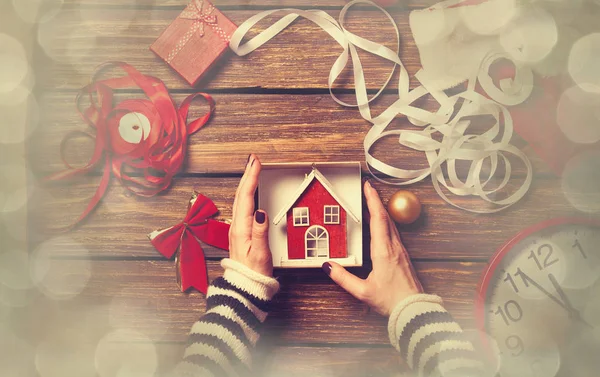 Female hands wrapping gift — Stock Photo, Image