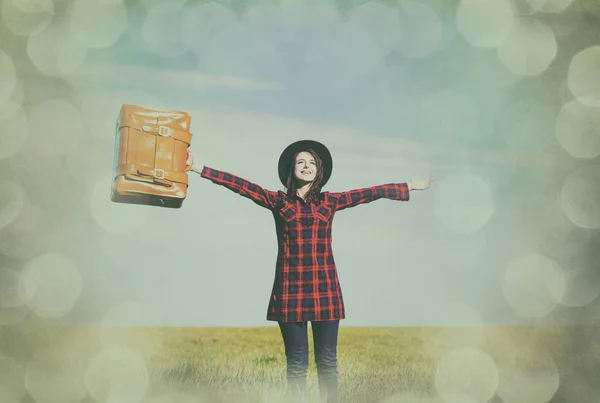 Jeune femme avec valise — Photo