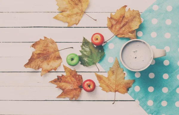 Cup of coffee and leaves — Stock Photo, Image