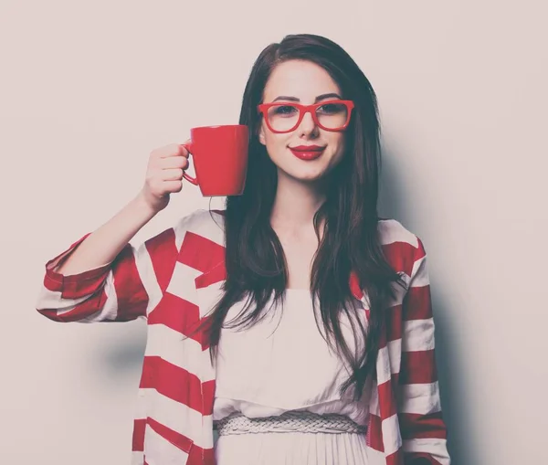 Jonge vrouw met kopje koffie — Stockfoto