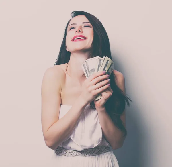Νεαρή γυναίκα με τα χρήματα — Φωτογραφία Αρχείου