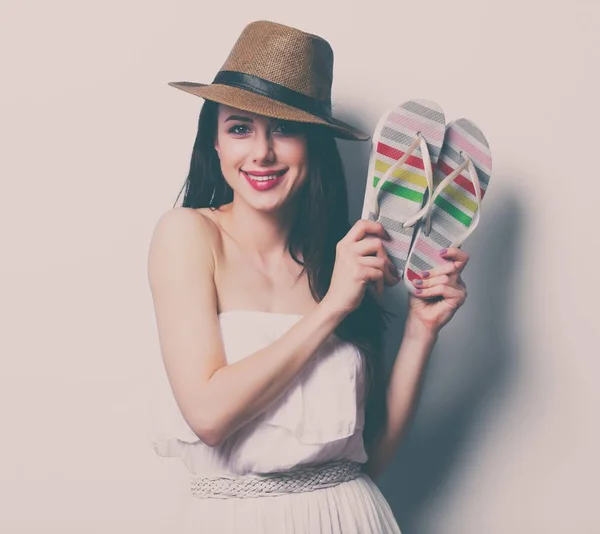 Tineri femeie holding flip flops — Fotografie, imagine de stoc