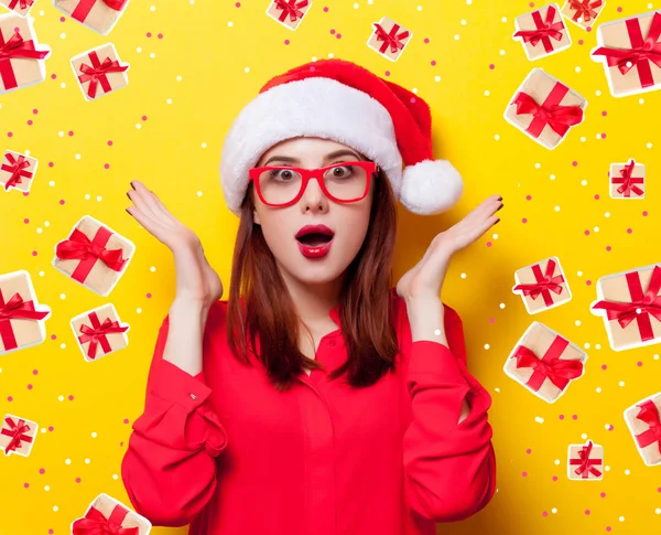 Mujer en santa claus sombrero — Foto de Stock