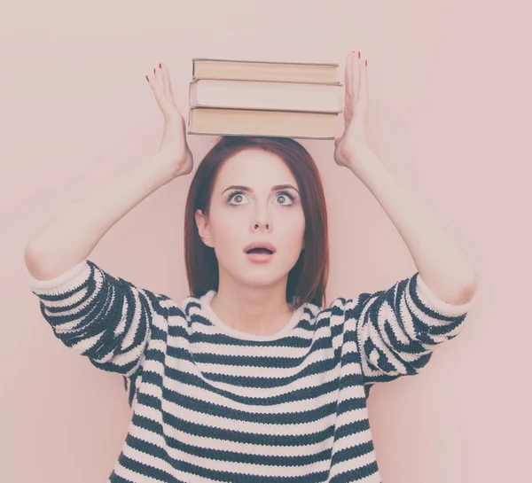 Belle fille avec des livres — Photo