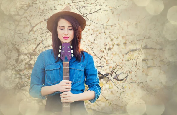 기타를 든 젊은 여자 — 스톡 사진