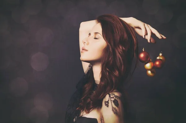 Mujer con bolas de Navidad —  Fotos de Stock