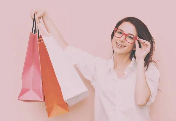 Lachende redhead vrouw met shopping tassen — Stockfoto
