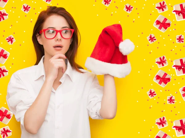 Noel Baba şapkası olan kadın