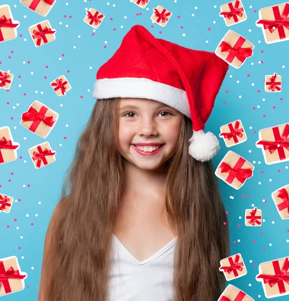 산타 모자에 웃는 소녀 — 스톡 사진