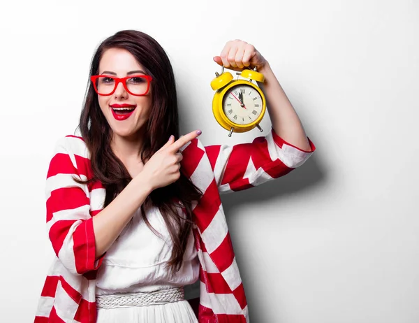 Saati olan genç bir kadın