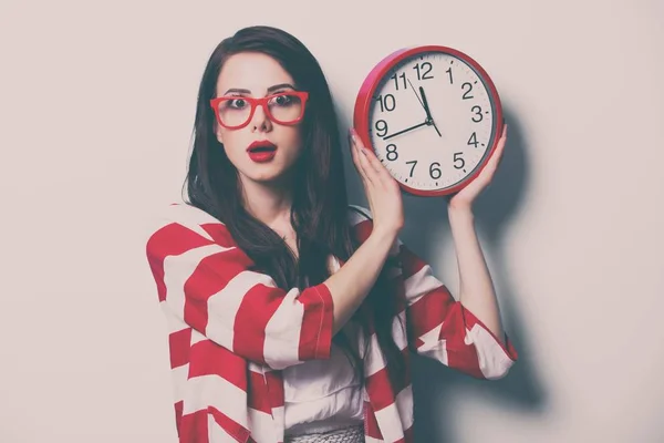 Mujer joven con reloj —  Fotos de Stock