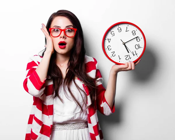 Junge Frau mit Uhr — Stockfoto