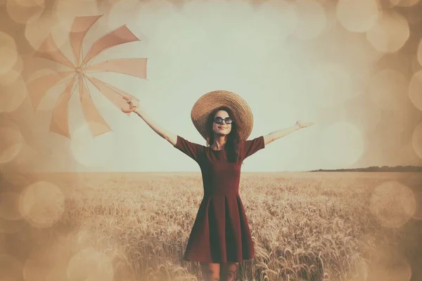 Mädchen im roten Kleid mit Regenschirm — Stockfoto