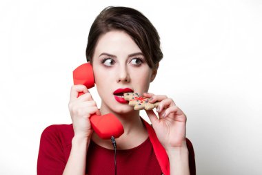 Kırmızı telefon ile ev hanımı 