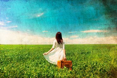 Bavullu genç kadın.