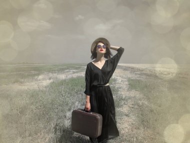 Bavullu genç kadın.