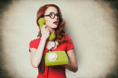 retro telefon olan kadın