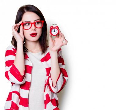 Kadın gözlük ile masa saati 