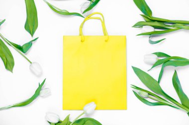 alışveriş çantası ve laleler