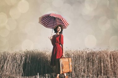 Şemsiyeli genç kadın